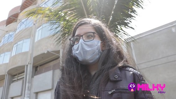 Milky Peru – Convencen fácilmente a Greta Sweet para subir al taxi y luego le ofrecen dinero a cambio de probar su coño rosado