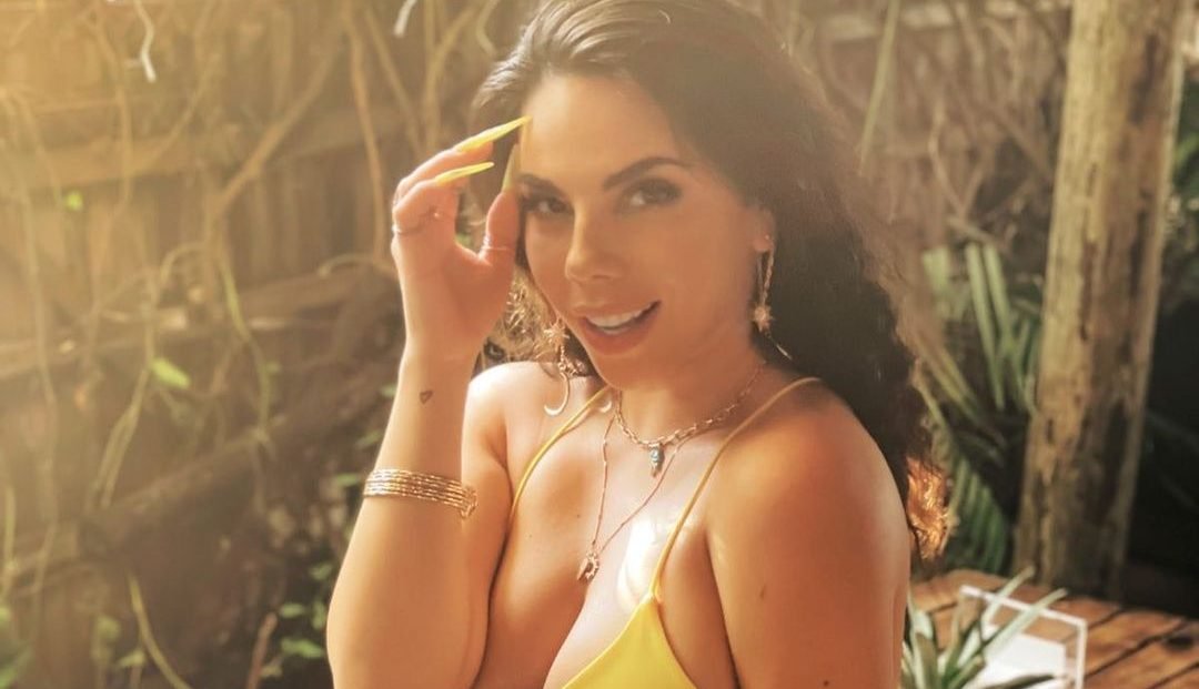 Lizbeth Rodriguez Live en la Piscina – OnlyFans