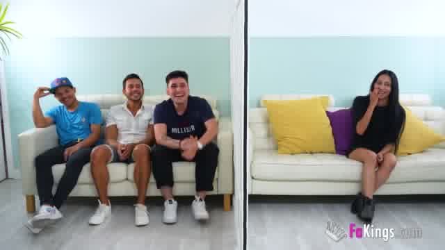 Fakings – Sole Vargas – 3 Latinos Locos para 1 teen más loca todavía: La Sole prueba una Cita a Ciegas… ¡Y se lleva revolcón a cuatro!