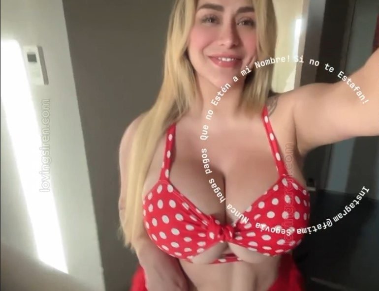 Fátima Segovia – Jugando con Dildo en Minifalda