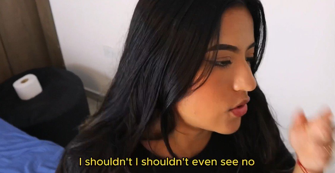 Casero – Latina curvilínea con tetas naturales monta la polla firme de su hermanastro