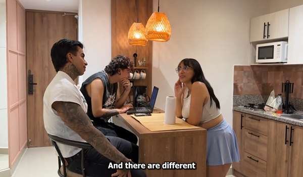 Casero – Chica infiel engaña a su novio durante una llamada de trabajo