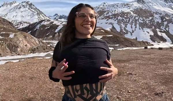 Infinitha – Dio su culo en el valle de la Cordillera de los Andes