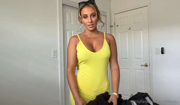 Monica – Hermanastra latina comparte cama en vacaciones