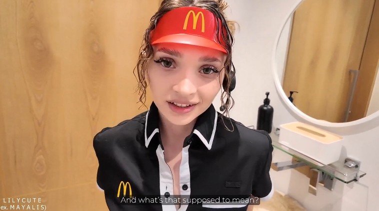 Mayalis – La chica de McDonald’s folla para arreglar su error