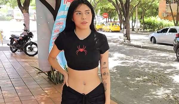 VanessaXXX – Vecina perdida en mi barrio y buscando una dirección