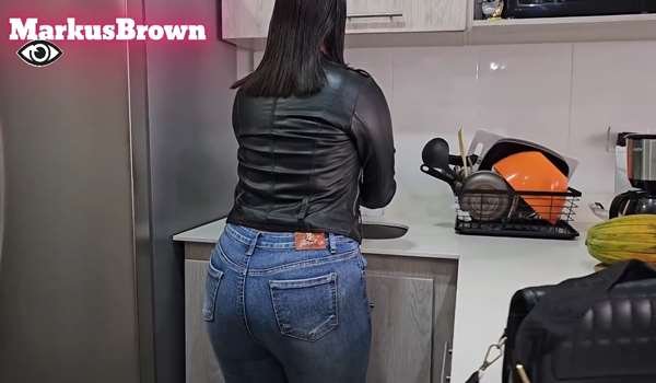 Emily Fox – Madrastra Recompensa a Su Hijastro Por Buenas Calificaciones