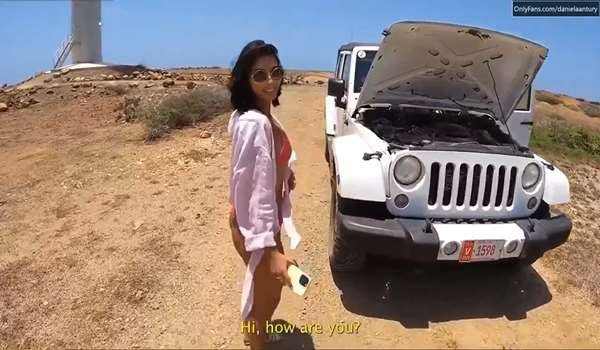 Daniela Antury – Follando en el auto mientras lo reparan