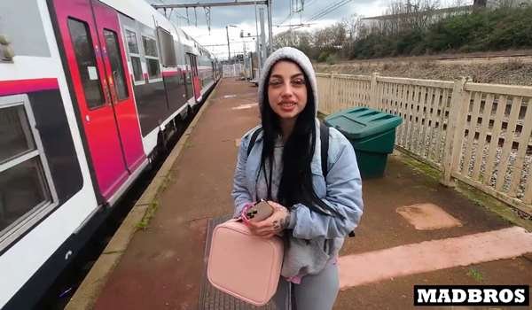 Madbros – Roma Amor – Linda amiga chilena con trasero voluptuoso fue penetrada en un tren público