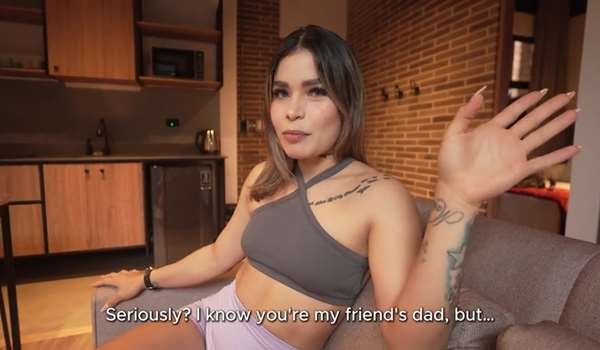 Carolina Agudelo – El Papa De Mi Mejor Amiga Me Llena El Coño De Leche Mientras Su Esposa No Esta!