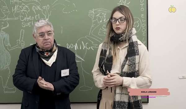 Sara Latina – El profesor de matemática les enseña a compartir a dos compañeras de una manera muy particular