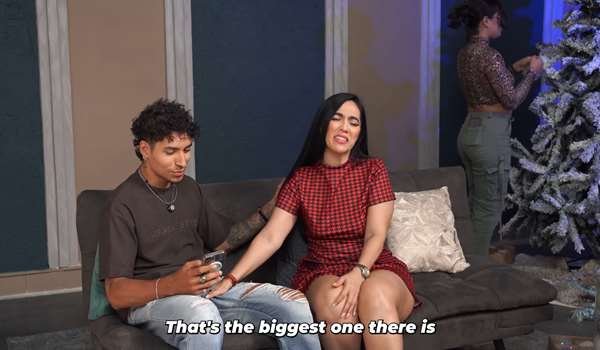 Sarah Black – Metí mi polla dentro de la mamá de mi nueva novia frente a ella