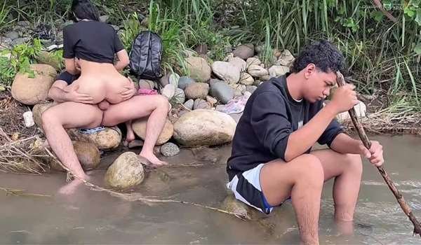 Latina – Mientras él se enfoca en pescar, el amigo le folla la mujer