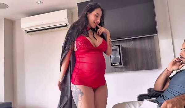 Jenifer Play – Bailarina sexy embarazada en espectáculo de striptease