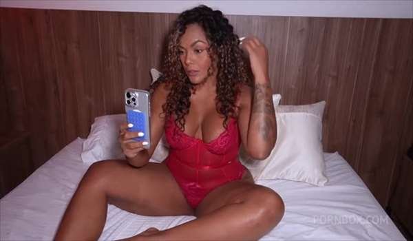 Carla Morelli – Tres tipos invaden mi culo y mi coño