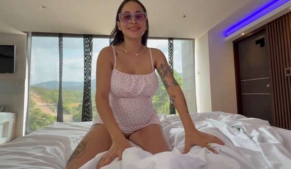 SoyMarce, Jenifer Play – Esposa le da a su esposo una fantasía sexual embarazada para cumpleaños
