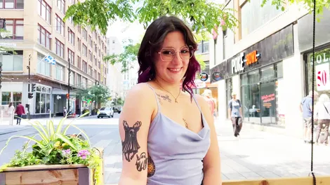 Jacquie et Michel TV – Jolly de Montréal – Jolly, de 23 años, quería estar aún más ocupada…