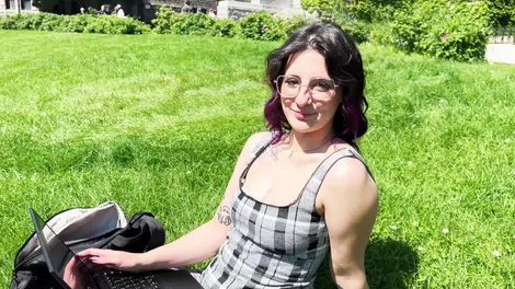 Jacquie et Michel TV – Jolly de Montréal – ¡Jolly, estudiante de 23 años!