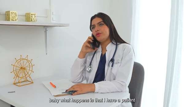 Karoll Daniels – La doctora cachonda grandota se excita