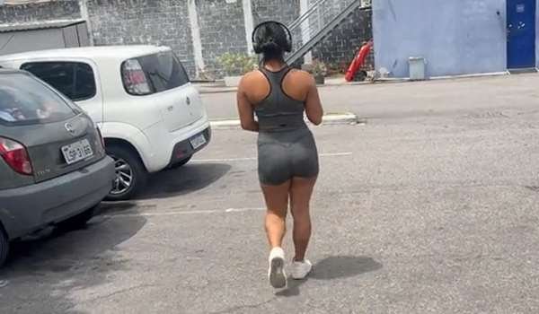 Vivi Marques – Le di mi culo a un entrenador de gimnasio en el estacionamiento