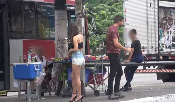 Catching Gold Diggers – Sin mostrar piedad hacia una chica cazafortunas