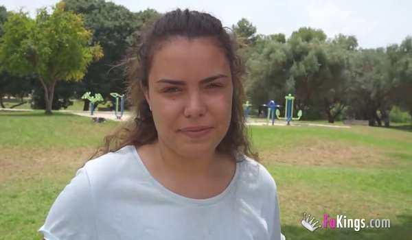 Fakings – Mia Lopez – 19 años y adicta al sexo. Para Mia salir a la calle es buscar una polla y pasarlo en grande