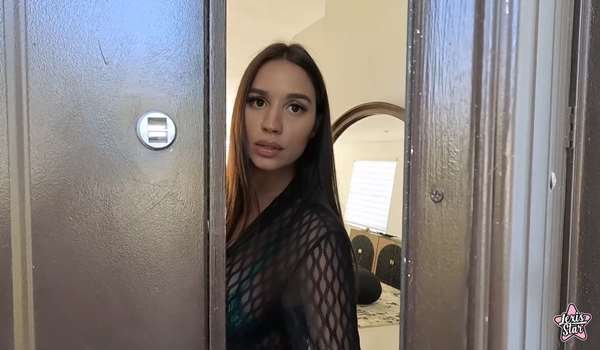 Lexis Star – Una MILF latina deja que el tipo le dé una corrida dentro