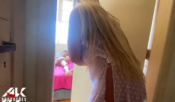 Suzie Slut – Mi madrastra traviesa me regaló su culo