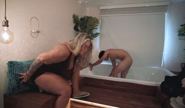 Cata Sanchez – Una MILF engaña a su marido con el técnico en el sauna