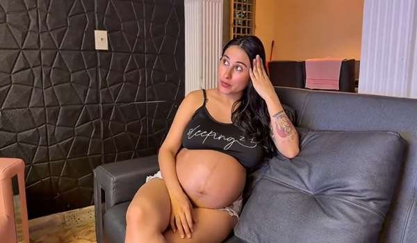 Jenifer Play – Una mujer embarazada con un fuerte deseo sexual no puede contenerse