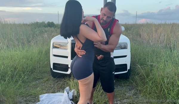 Kori Rain – Sexo público en un coche con un desconocido a cambio de dinero