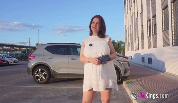 Fakings – Valeria Luna en Trío con Leo Rod y Amigo de 21 Años. La Milf de Tetas Gigantes Folla a Dos Jóvenes Inexperto