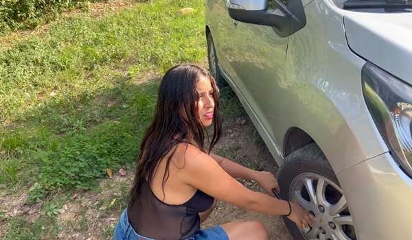 Hilary Palvin – Ven te enseño como se folla en un coche, me follo desconocido a cambio de reparar mi coche