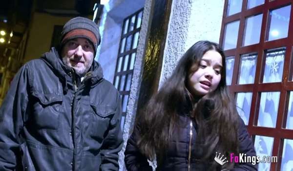 Fakings – Aimi Grace – 200€ convencen a una tímida teen para follarse a su AMIGO MAYOR
