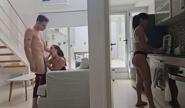 Sara Latina – Dos pequeñas calientes comparten polla