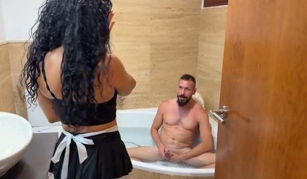 Milla Ferrazo – El jefe folla el culo de la criada con fuerza