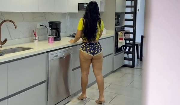 Alejandra Palacios – La mejor amiga de mi novia me invitó a su cuarto