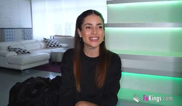 Fakings – Rubi Cosmo – La vecina en paro y sus escarceos en España. Rubí, LA TENEMOS