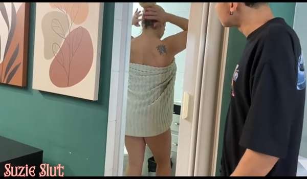 Suzie Slut – Madrastra traviesa impulsa a su hijastro para aceitar todo su cuerpo y follar su culo muy caliente
