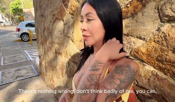 Latina – Me follo a la desconocida que está perdida en la calle