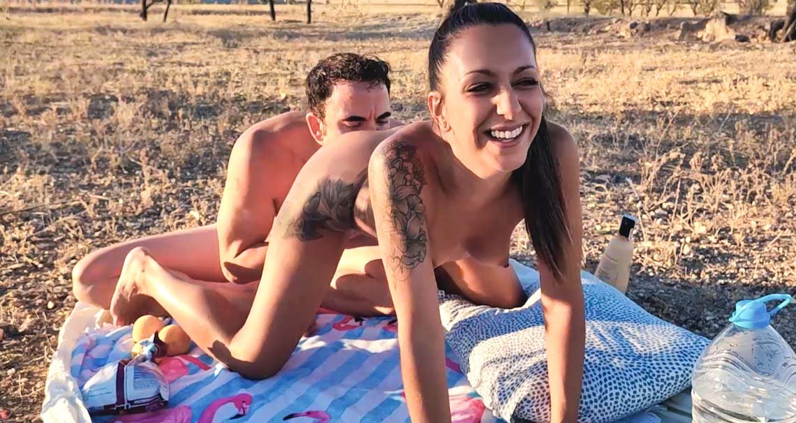 Mucha Sexo – Diosa Xaxa – Milf Morena Follada al Aire Libre