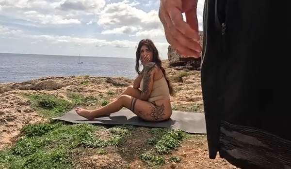 Tyra Ride – Abertura de fisting en acantilado al aire libre – Puta tatuada estirada al máximo