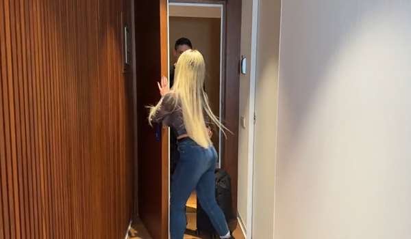 Pamela Luxor – Trabajando como sirvienta de hotel es atrapada follando por Carla Boom