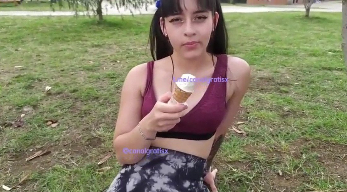 Poton Culona – Pillada a Sexy Colombiana Haciendo Ejercicio en el Parque