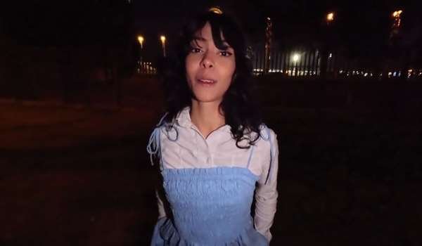 Cindy Luna Petite – Follada furtiva con eyaculación en la cara en motocicleta